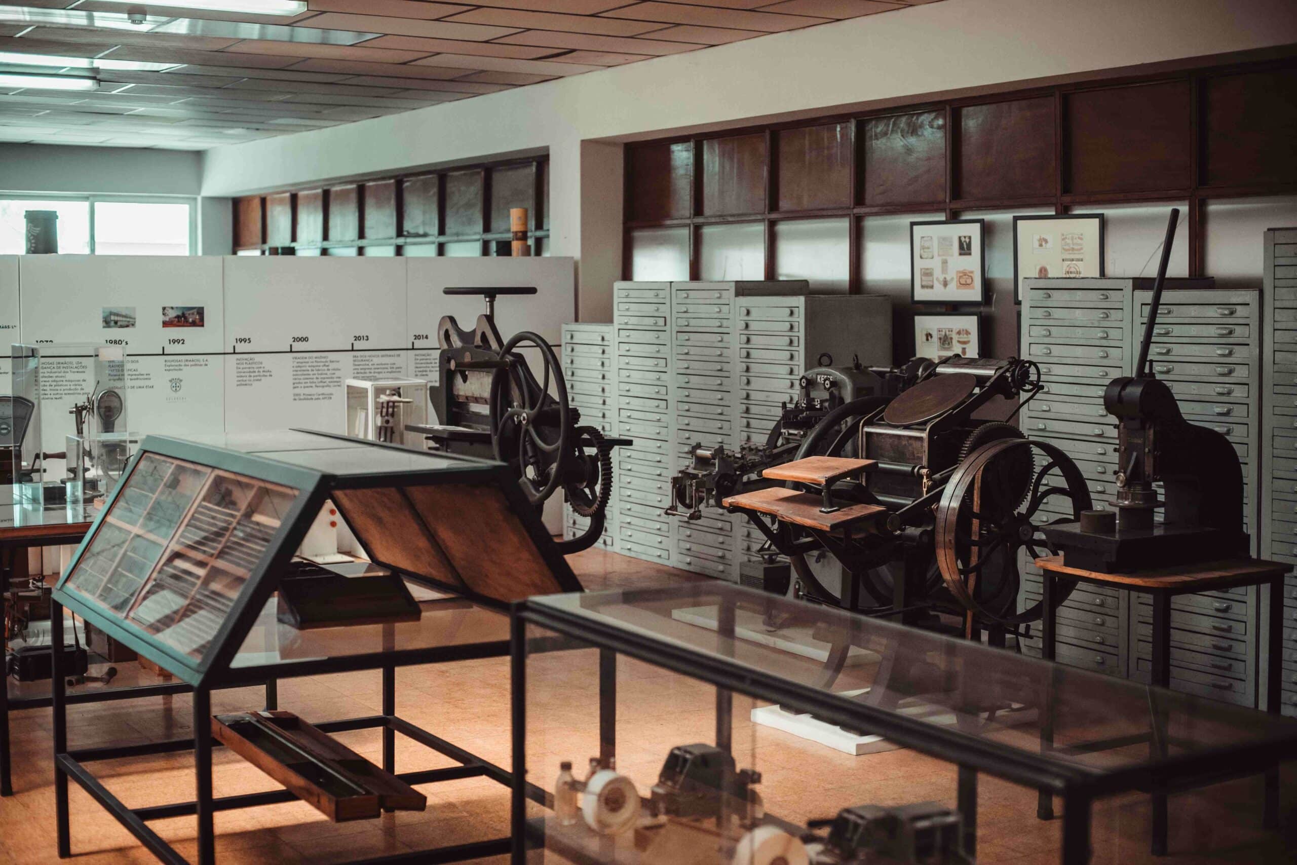 Sala presente na fábrica Bulhosas com vários materiais e maquinas utilizadas na mesma