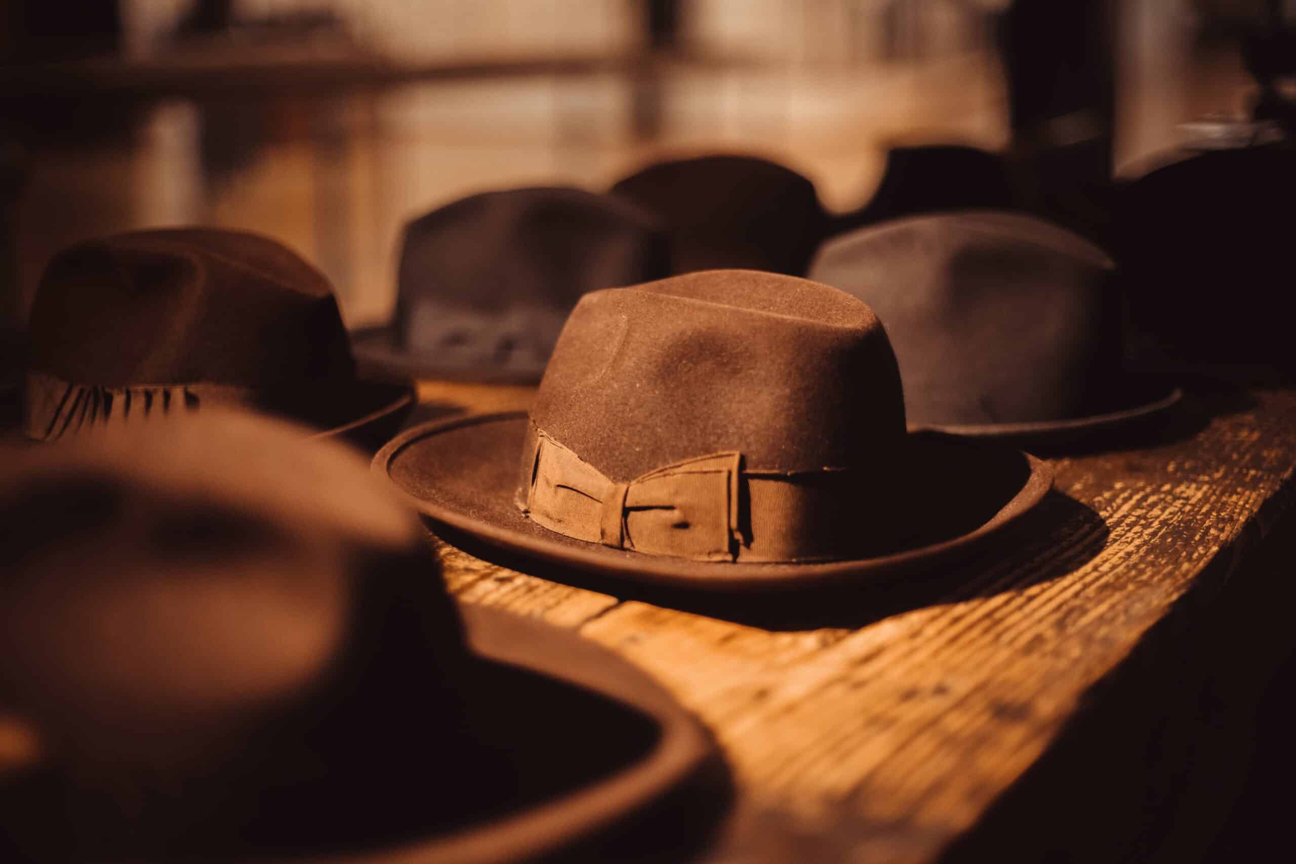 Chapeu castanho apresentado no Museu da Chapelaria.