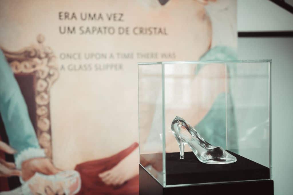 Imagem representativa de um sapato de cristal.