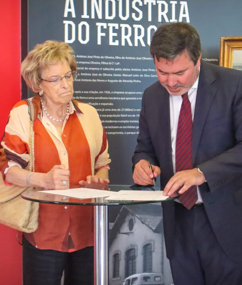 Assinatura protocolo de doação quadro do fundador da Oliva